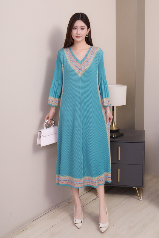 Kleita ar zivju zvīņu plīsēm motīvā, V kakla izgriezums, A-līnija, gara, poliestera audums (≥95%).