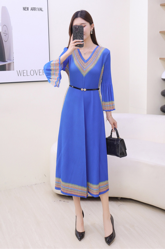 Kleita ar zivju zvīņu plīsēm motīvā, V kakla izgriezums, A-līnija, gara, poliestera audums (≥95%).