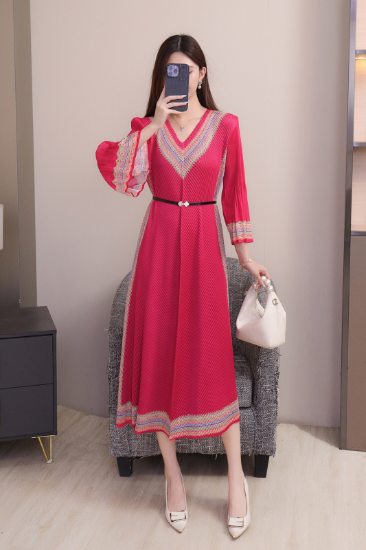 Kleita ar zivju zvīņu plīsēm motīvā, V kakla izgriezums, A-līnija, gara, poliestera audums (≥95%).