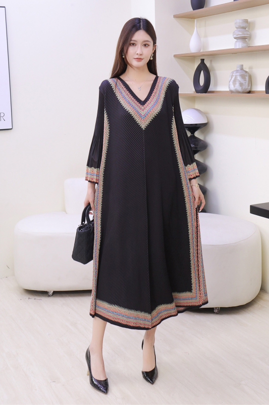 Kleita ar zivju zvīņu plīsēm motīvā, V kakla izgriezums, A-līnija, gara, poliestera audums (≥95%).