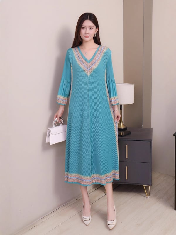 Kleita ar zivju zvīņu plīsēm motīvā, V kakla izgriezums, A-līnija, gara, poliestera audums (≥95%).