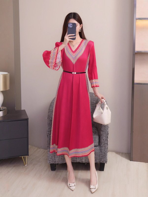 Kleita ar zivju zvīņu plīsēm motīvā, V kakla izgriezums, A-līnija, gara, poliestera audums (≥95%).