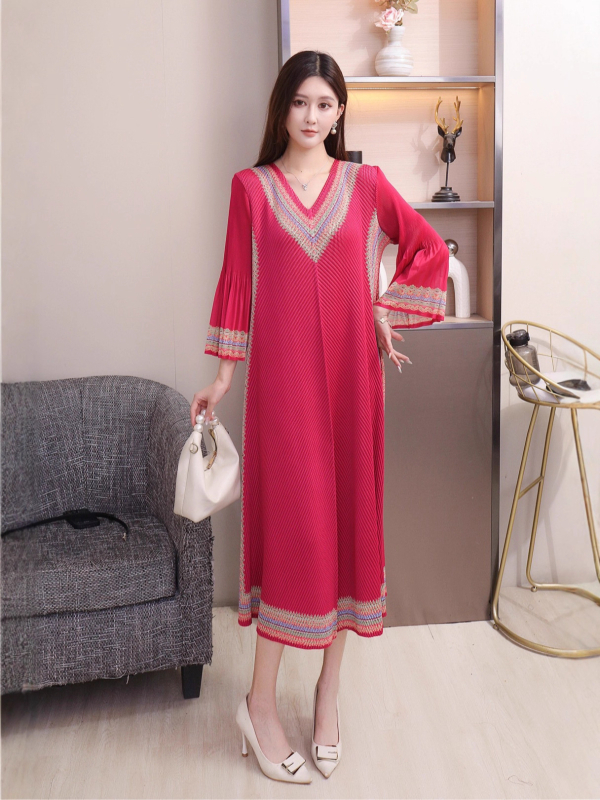 Kleita ar zivju zvīņu plīsēm motīvā, V kakla izgriezums, A-līnija, gara, poliestera audums (≥95%).