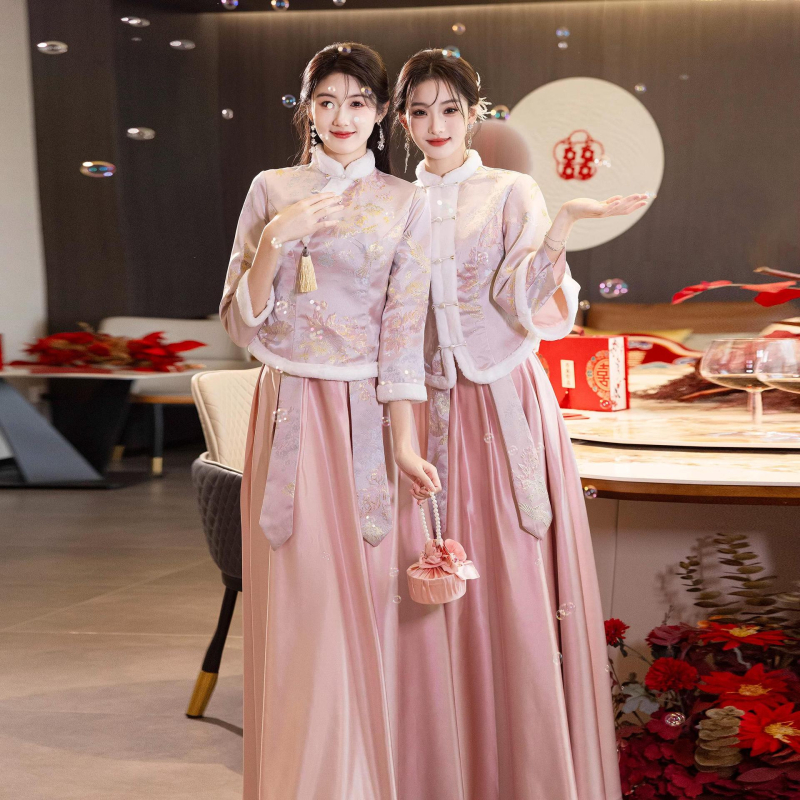 Õhtukleit - võrgust kangas, polüesteri 50-70%, pikad varrukad, ruuduline krae ja ümmarguse kinnitusega