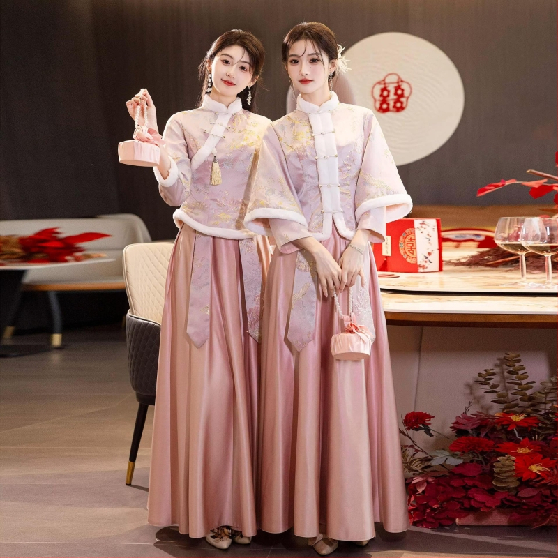 Vakara kleita - režģa audums, poliestera saturs 50-70%, garas piedurknes, kvadrātveida apkakle ar apaļu aizdari