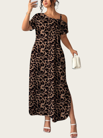 Poliesteres kleita ar leopardprintu, plecu atvērums (off-shoulder), slīps kakla līnija, īsas piedurknes, brīvs viduklis, gara kleita