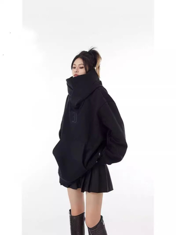 Ανδρικό πουλόβερ με κουκούλα, φλις εσωτερικά, γεωμετρικό μοτίβο, πλαϊνές τσέπες, μακριά μανίκια