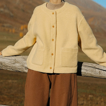 Ženska fleece jakna, uski kroj, jednosrjedno kopčanje na jedan red, patch džepovi, retro literarni stil, materijal: fleece s udjelom pamuka 50-70% i poliestera 30-50%