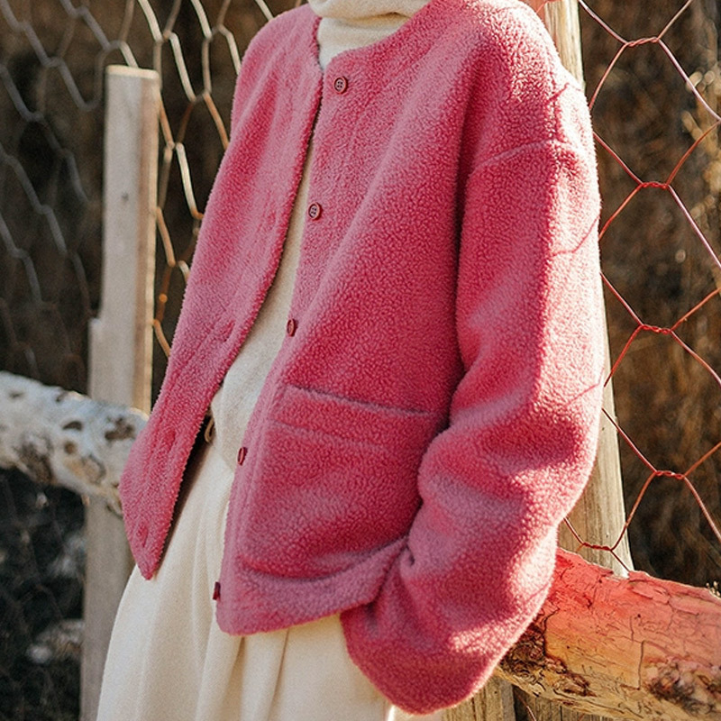 Ženska fleece jakna, uski kroj, jednosrjedno kopčanje na jedan red, patch džepovi, retro literarni stil, materijal: fleece s udjelom pamuka 50-70% i poliestera 30-50%