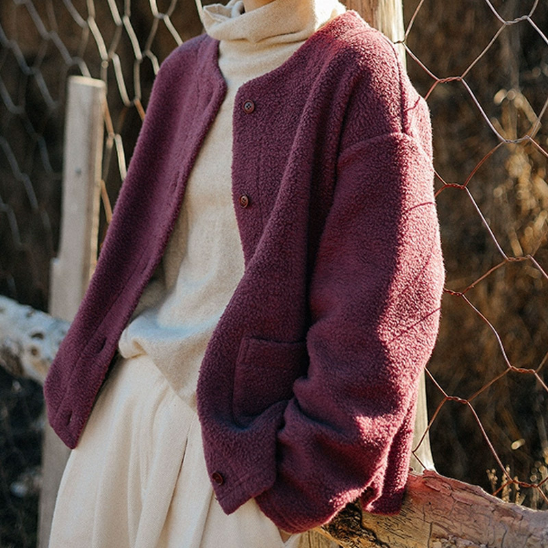 Ženska fleece jakna, uski kroj, jednosrjedno kopčanje na jedan red, patch džepovi, retro literarni stil, materijal: fleece s udjelom pamuka 50-70% i poliestera 30-50%