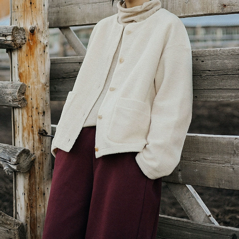 Ženska fleece jakna, uski kroj, jednosrjedno kopčanje na jedan red, patch džepovi, retro literarni stil, materijal: fleece s udjelom pamuka 50-70% i poliestera 30-50%