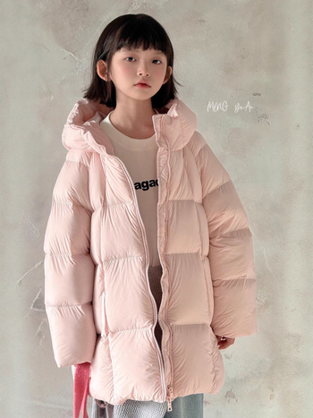 Детско пухено яке с пълнеж патеши пух 86–90%, със средна дължина, качулка, закопчаване с цип