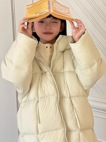 Детско пухено яке с пълнеж патеши пух 86–90%, със средна дължина, качулка, закопчаване с цип