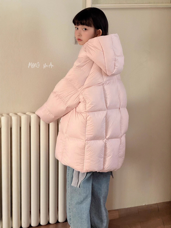 Детско пухено яке с пълнеж патеши пух 86–90%, със средна дължина, качулка, закопчаване с цип