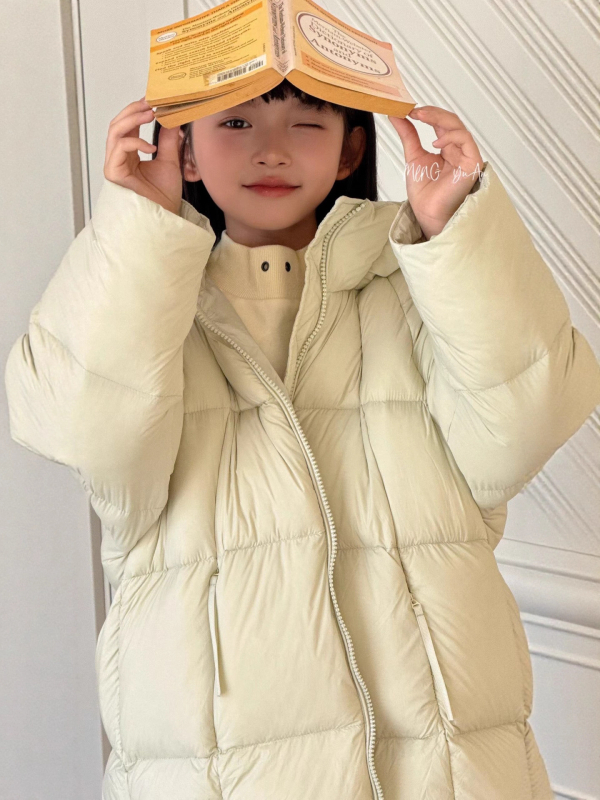 Детско пухено яке с пълнеж патеши пух 86–90%, със средна дължина, качулка, закопчаване с цип