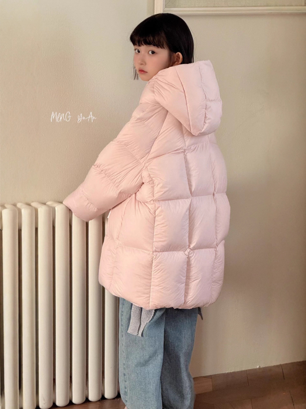 Детско пухено яке с пълнеж патеши пух 86–90%, със средна дължина, качулка, закопчаване с цип