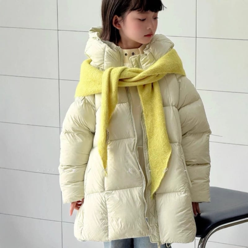 Детско пухено яке с пълнеж патеши пух 86–90%, със средна дължина, качулка, закопчаване с цип