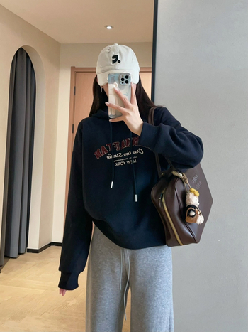 Γυναικεία ρετρό φούτερ με εκτύπωση γραμμάτων και φλίς εσωτερικά – χαλαρή γραμμή, παχιά βισκόζη, κουκούλα, χειμώνας 2025