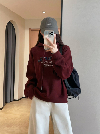 Γυναικεία ρετρό φούτερ με εκτύπωση γραμμάτων και φλίς εσωτερικά – χαλαρή γραμμή, παχιά βισκόζη, κουκούλα, χειμώνας 2025