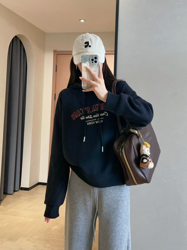 Γυναικεία ρετρό φούτερ με εκτύπωση γραμμάτων και φλίς εσωτερικά – χαλαρή γραμμή, παχιά βισκόζη, κουκούλα, χειμώνας 2025