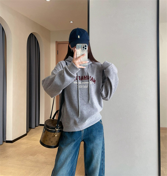 Γυναικεία ρετρό φούτερ με εκτύπωση γραμμάτων και φλίς εσωτερικά – χαλαρή γραμμή, παχιά βισκόζη, κουκούλα, χειμώνας 2025