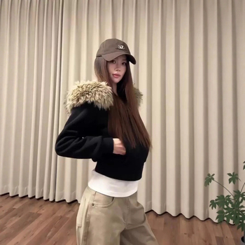 Γυναικείο μπουφάν με κουκούλα και γούνα στο γιακά, φλις εσωτερικό, κοντό μήκος, με φερμουάρ, πολυεστέρας, Χειμώνας 2025