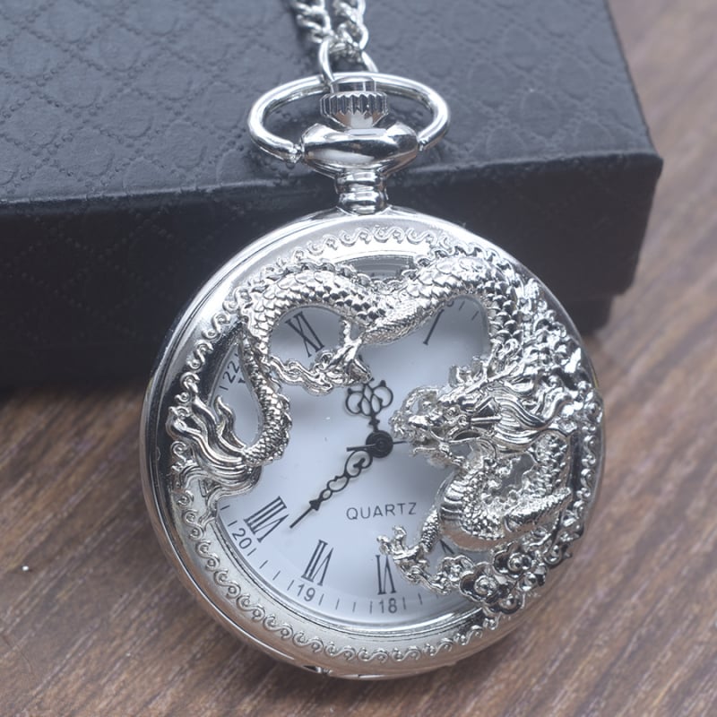 Kvarcīgs kabatas pulkstenis ar izgrieztiem pūķa un tauriņa motīviem, korpuss no cinka sakausējuma, plastmasas kristāls, antīks stils