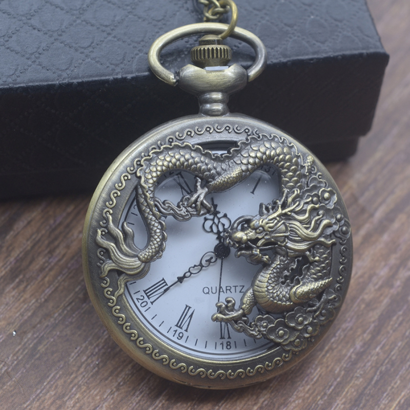 Kvarcīgs kabatas pulkstenis ar izgrieztiem pūķa un tauriņa motīviem, korpuss no cinka sakausējuma, plastmasas kristāls, antīks stils