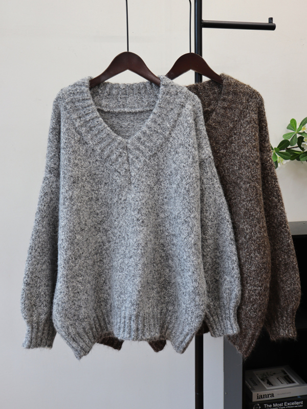 Pleteni pulover s kapuljom i V-izrezom, slobodan kroj, debeli pleteni materijal, mješavina poliestera 50–70%