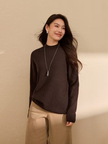 Pletots no viskozes šķiedras ar kapuci, pusaugstā apkakle, slaida silueta, ziemas 2025