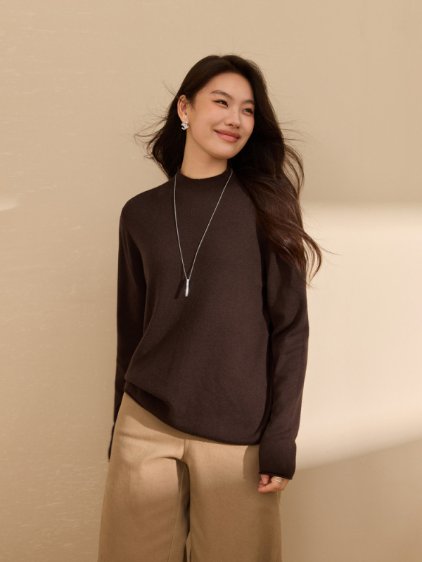 Pletots no viskozes šķiedras ar kapuci, pusaugstā apkakle, slaida silueta, ziemas 2025