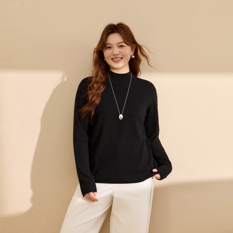 Pletots no viskozes šķiedras ar kapuci, pusaugstā apkakle, slaida silueta, ziemas 2025