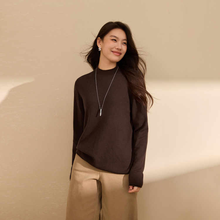 Pletots no viskozes šķiedras ar kapuci, pusaugstā apkakle, slaida silueta, ziemas 2025