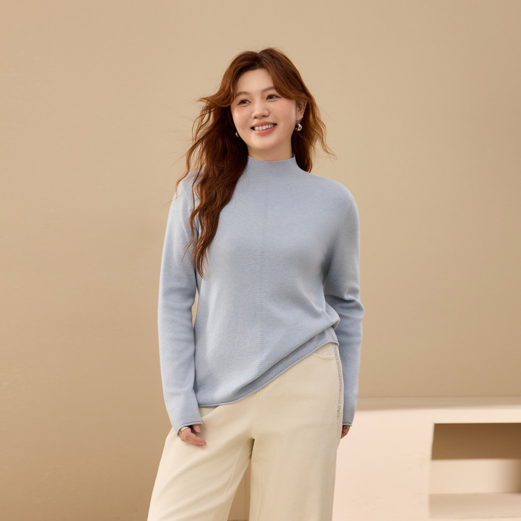 Pletots no viskozes šķiedras ar kapuci, pusaugstā apkakle, slaida silueta, ziemas 2025