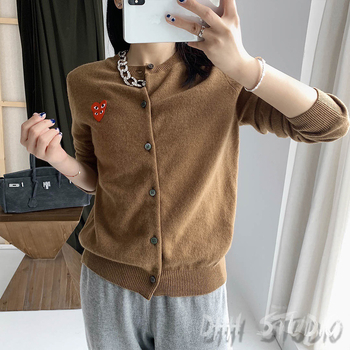 Vilnas kardigans ar mīlestības rakstu, apaļš kakla izgriezums, garas piedurknes, 95% vilna