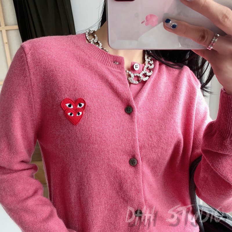 Vilnas kardigans ar mīlestības rakstu, apaļš kakla izgriezums, garas piedurknes, 95% vilna