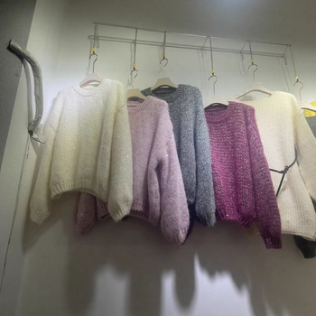 Pleteni džemper ležernog kroja s okruglim izrezom, dugim rukavima, srednje debljine, poliester 30–50%