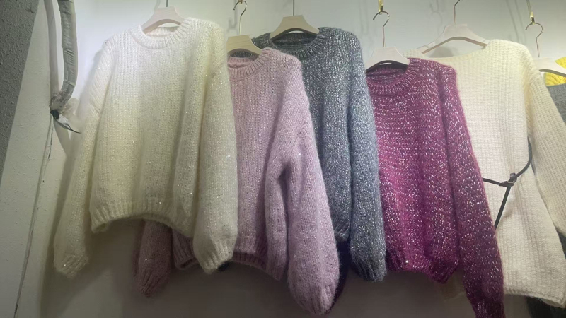 Pleteni džemper ležernog kroja s okruglim izrezom, dugim rukavima, srednje debljine, poliester 30–50%