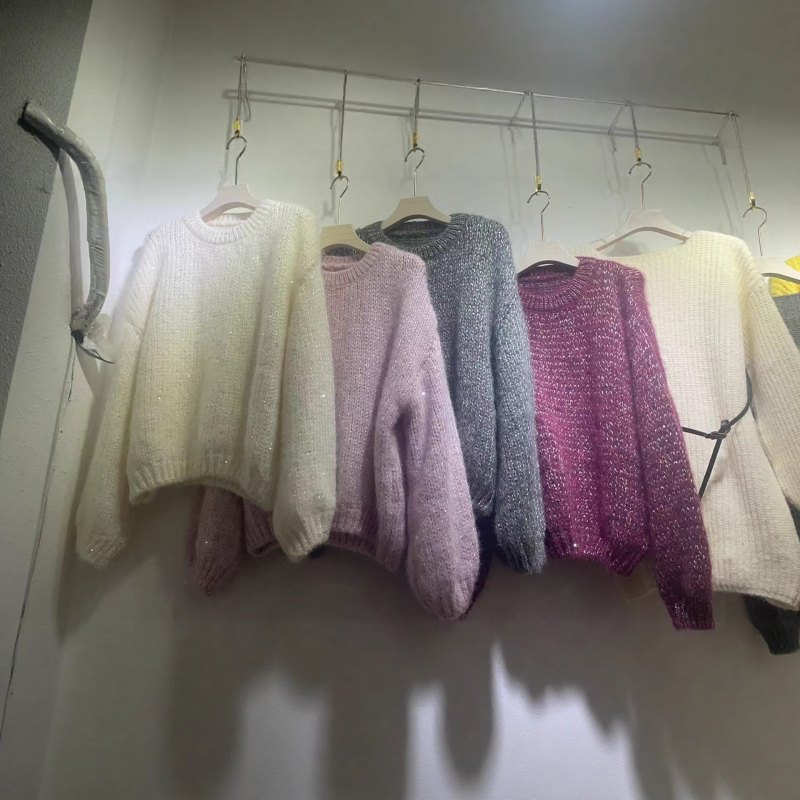 Pleteni džemper ležernog kroja s okruglim izrezom, dugim rukavima, srednje debljine, poliester 30–50%