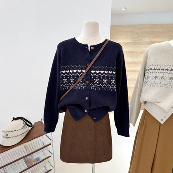 Sievietēm paredzēts oversize adīts kardigans ar korejiešu stila kontrastējošu žakardu, no viskozes šķiedras, apaļa kakla, garas piedurknes, brīvs siluets, parasts garums