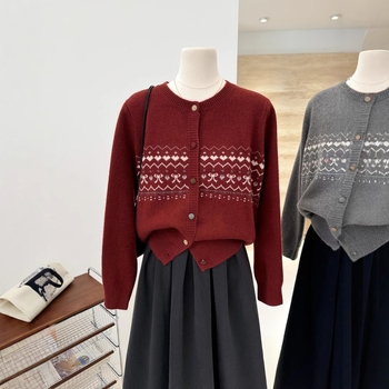 Sievietēm paredzēts oversize adīts kardigans ar korejiešu stila kontrastējošu žakardu, no viskozes šķiedras, apaļa kakla, garas piedurknes, brīvs siluets, parasts garums