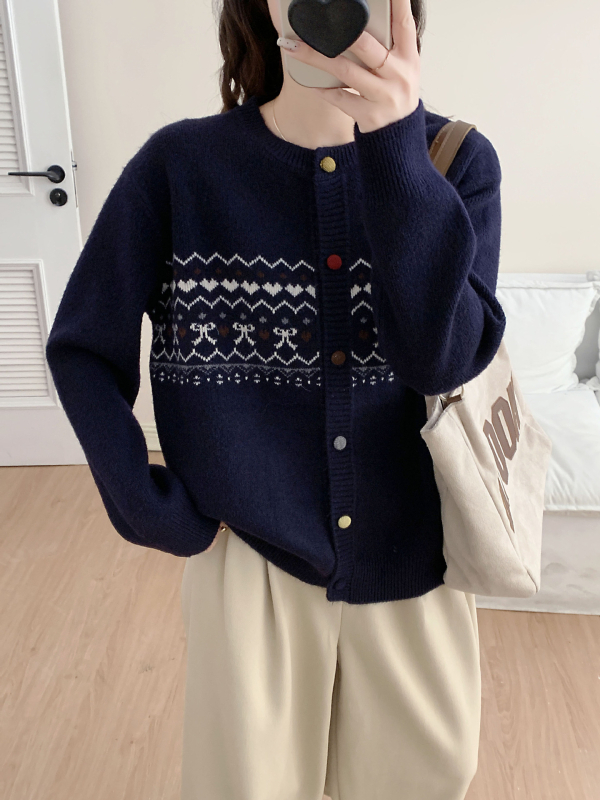 Sievietēm paredzēts oversize adīts kardigans ar korejiešu stila kontrastējošu žakardu, no viskozes šķiedras, apaļa kakla, garas piedurknes, brīvs siluets, parasts garums