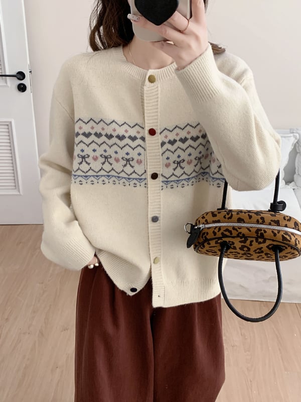 Sievietēm paredzēts oversize adīts kardigans ar korejiešu stila kontrastējošu žakardu, no viskozes šķiedras, apaļa kakla, garas piedurknes, brīvs siluets, parasts garums