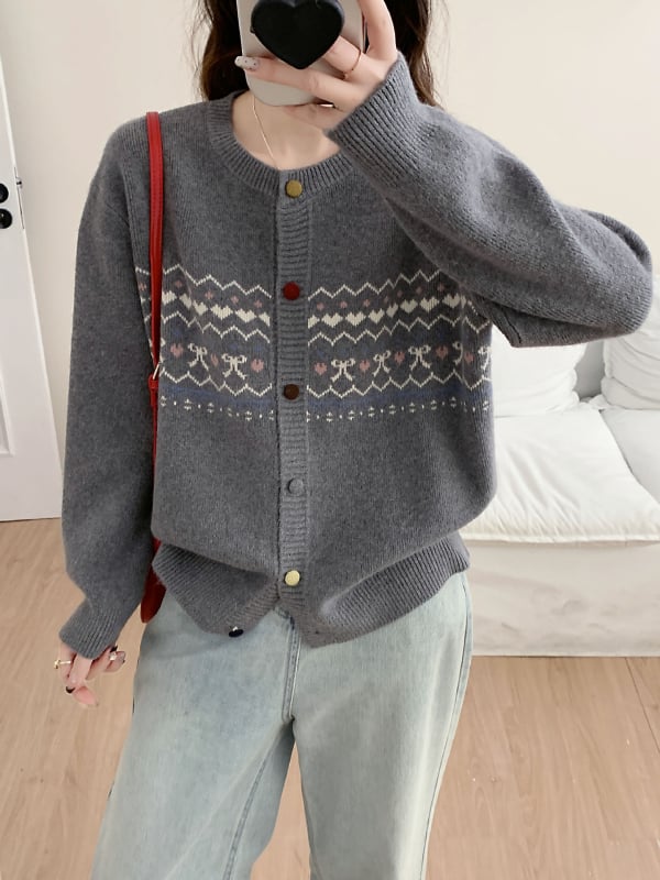 Sievietēm paredzēts oversize adīts kardigans ar korejiešu stila kontrastējošu žakardu, no viskozes šķiedras, apaļa kakla, garas piedurknes, brīvs siluets, parasts garums