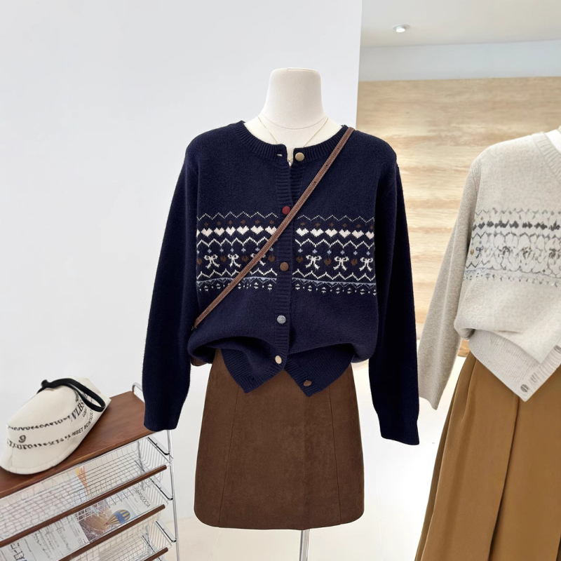 Sievietēm paredzēts oversize adīts kardigans ar korejiešu stila kontrastējošu žakardu, no viskozes šķiedras, apaļa kakla, garas piedurknes, brīvs siluets, parasts garums