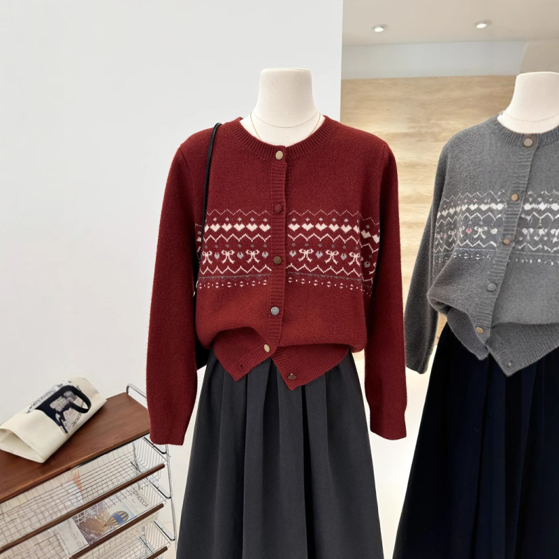 Sievietēm paredzēts oversize adīts kardigans ar korejiešu stila kontrastējošu žakardu, no viskozes šķiedras, apaļa kakla, garas piedurknes, brīvs siluets, parasts garums