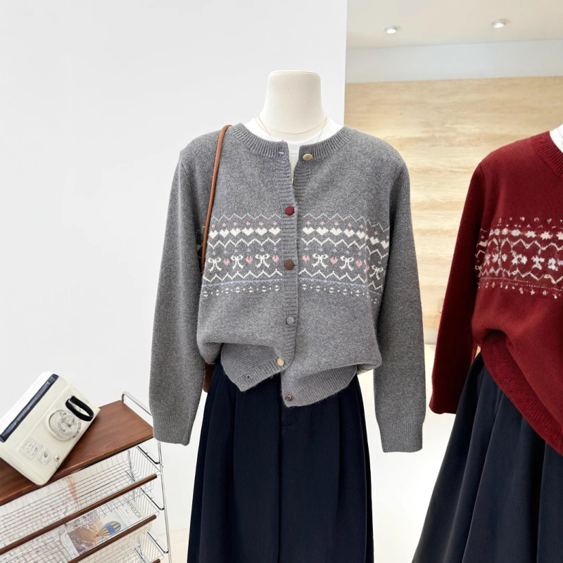 Sievietēm paredzēts oversize adīts kardigans ar korejiešu stila kontrastējošu žakardu, no viskozes šķiedras, apaļa kakla, garas piedurknes, brīvs siluets, parasts garums