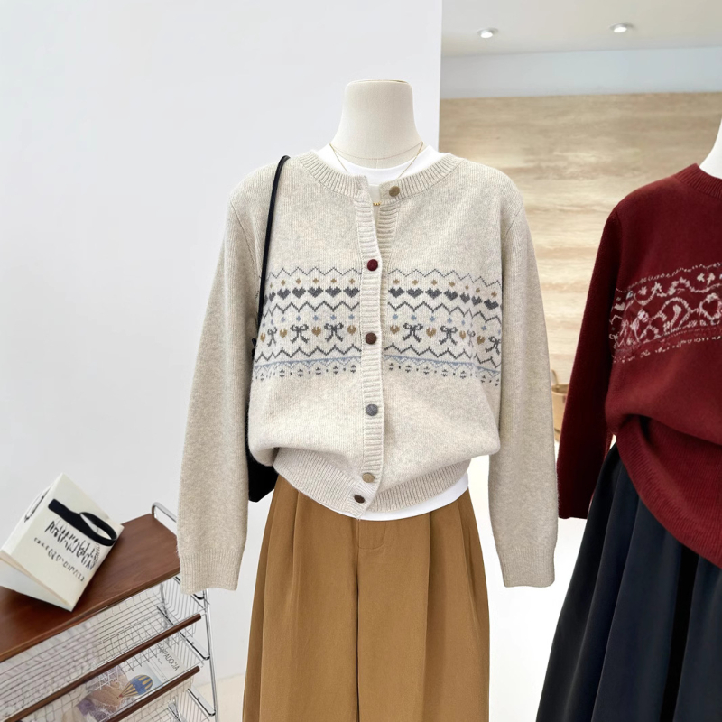 Sievietēm paredzēts oversize adīts kardigans ar korejiešu stila kontrastējošu žakardu, no viskozes šķiedras, apaļa kakla, garas piedurknes, brīvs siluets, parasts garums