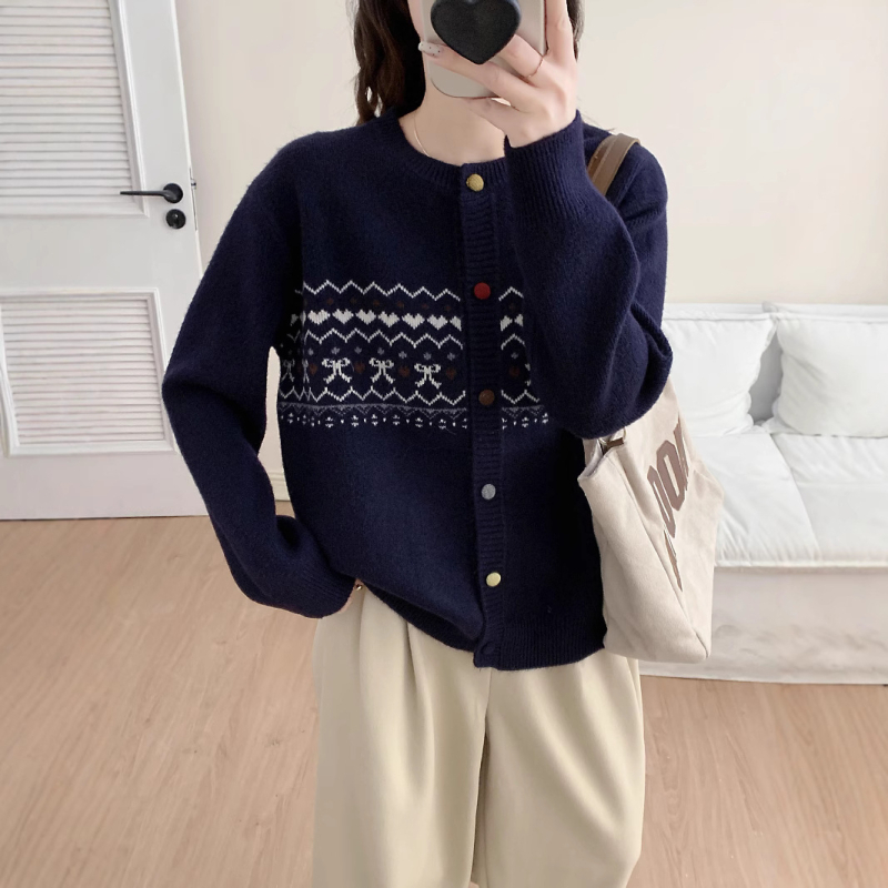 Sievietēm paredzēts oversize adīts kardigans ar korejiešu stila kontrastējošu žakardu, no viskozes šķiedras, apaļa kakla, garas piedurknes, brīvs siluets, parasts garums