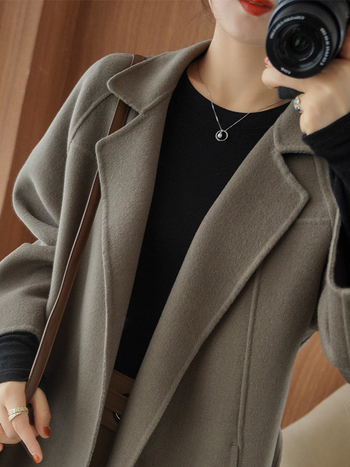 Moteriškas dviejų pusių kašmyro vilnos paltas, vidutinio ilgio iki kelių, laisvas kirpimas, švarko tipo apykaklė, ilgos rankovės, rudens-žiemos stilius